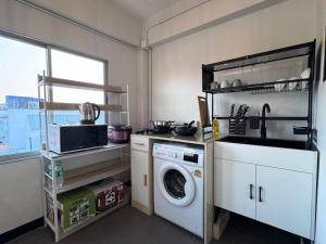 Una cocina o cocineta en 2 BRs 4Beds with rooftop in Nimman