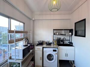 Una cocina o cocineta en 2 BRs 4Beds with rooftop in Nimman