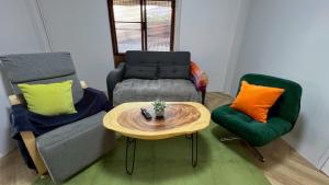 Un lugar para sentarse en 2 BRs 4Beds with rooftop in Nimman
