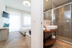 A bathroom at Hotel Majestic