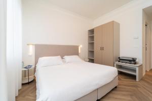 A bed or beds in a room at Hotel Majestic
