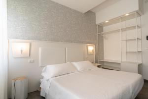 A bed or beds in a room at Hotel Majestic