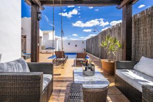 Posezení v ubytování Villa with sunny private pool in golf resort - child friendly!