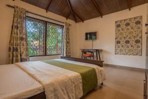 Un pat sau paturi într-o cameră la Casa Nona-Luxurious 3BHK PRIVATE Pool Villa North Goa +32 fotografii