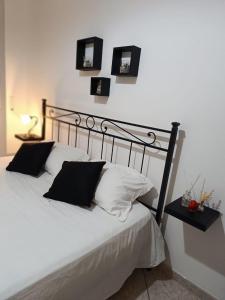 1 cama con 2 almohadas y 2 cuadros en la pared en Villetta nonna Pina, en Torre dell'Orso 19 fotos más