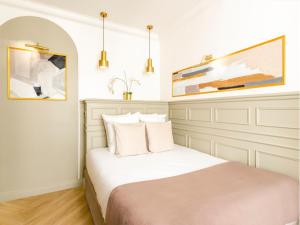 Łóżko lub łóżka w pokoju w obiekcie Merveil - Luxury Suite - Louvre - Rousseau