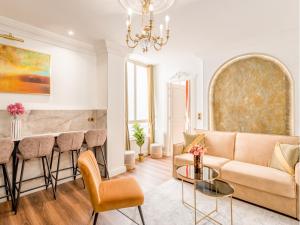 salon z kanapą i barem w obiekcie Merveil - Luxury Suite - Louvre - Rousseau w Paryżu