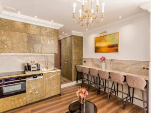Kuchnia lub aneks kuchenny w obiekcie Merveil - Luxury Suite - Louvre - Rousseau