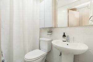 a white bathroom with a toilet and a sink at 잠실Cozy BnB 가족친구여행 감성숙소 역세권 선착순 무료주차 #롯데타워 #KSPO #석촌호수 #서울아산병원 in Seoul +19 photos
