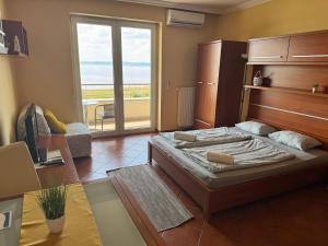 Postel nebo postele na pokoji v ubytování Club218 Holiday Apartman Siófok + 37 fotografií