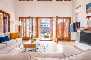 Posezení v ubytování Villa with sunny private pool in golf resort - child friendly!