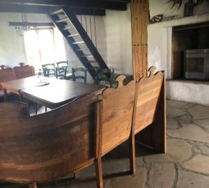 a dining room with a wooden table and chairs at Lilla Baren i Träkumla in Visby