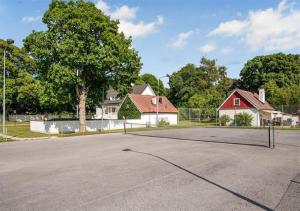 a parking lot with a basketball hoop in front of houses at Lilla Baren i Träkumla in Visby