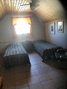 a bedroom with two beds and a window at Lilla Baren i Träkumla in Visby