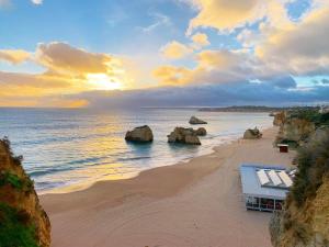 a view of a beach with rocks and the ocean at T1 na 1 linha da Praia da Rocha in Portimão