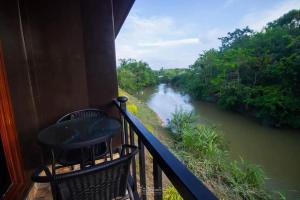 a balcony with a view of a river at นาธาริเวอร์ไซด์ in Ban Lamphu La (3)