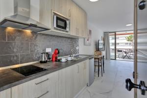 Η κουζίνα ή μικρή κουζίνα στο Sea Views Modern Estudio Olimpia near the beach Costa Adeje