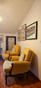 salon z dwoma kanapami i obrazami na ścianie w obiekcie MM Apartments w Weronie