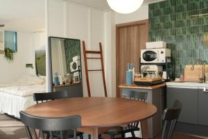 Η κουζίνα ή μικρή κουζίνα στο Atelier Vert +13 φωτογραφίες