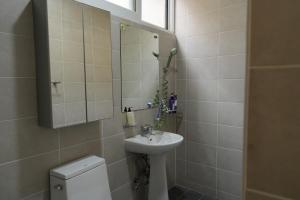 Ένα μπάνιο στο Atelier Vert