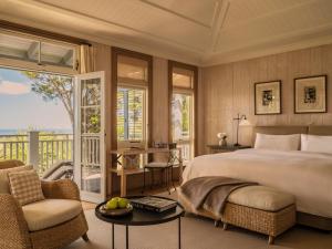 Tempat tidur dalam kamar di Rosewood Kauri Cliffs