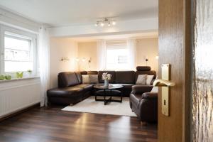 un salon avec un canapé et une table dans l'établissement Ferienhaus Freitag, à Kellenhusen