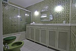 a bathroom with a green toilet and a sink at Rio Spot Homes vista mar D027 in Rio de Janeiro