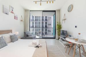 Khu vực ghế ngồi tại A Superb and Amazing Studio in Binghatti Lavender with Balcony