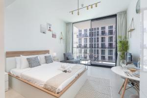 Giường trong phòng chung tại A Superb and Amazing Studio in Binghatti Lavender with Balcony