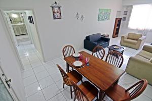 comedor y sala de estar con mesa y sillas en Rio Spot Homes vista mar D027, en Río de Janeiro