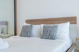 Giường trong phòng chung tại A Superb and Amazing Studio in Binghatti Lavender with Balcony