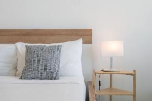 Giường trong phòng chung tại A Superb and Amazing Studio in Binghatti Lavender with Balcony