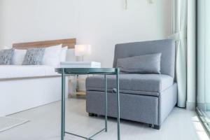 Khu vực ghế ngồi tại A Superb and Amazing Studio in Binghatti Lavender with Balcony