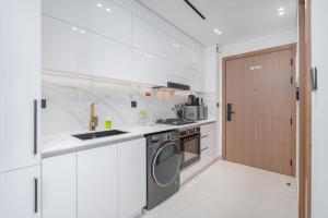 Nhà bếp/bếp nhỏ tại A Superb and Amazing Studio in Binghatti Lavender with Balcony