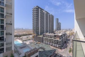 Cảnh Dubai hoặc tầm nhìn thành phố từ căn hộ
