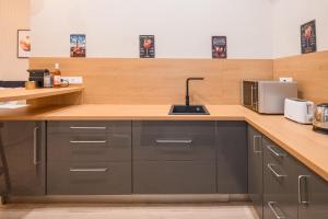 Kuchyňa alebo kuchynka v ubytovaní Siena Haven - Urban Suite + 22 fotografií