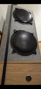 Oak Villa Nasu 抜群のプライベート空間 100インチ映像 轟音サウンド 人工芝デッキ في ناسو: حوضان أسودان موضوعان فوق المنضدة