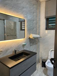 Ένα μπάνιο στο Cozy 2 bed Room - in East legon