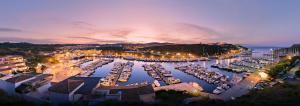 un port avec des bateaux dans l'eau la nuit dans l'établissement Wohnen auf dem Meer, à Santa Teresa Gallura