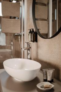 A bathroom at Collis Hill Chalets & Hotel