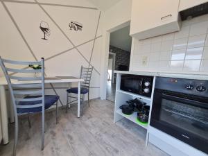 Il comprend une cuisine équipée d'une table, de chaises et d'un four. dans l'établissement Anjas Ferienwohnung in Syke-am Bahnhof, zentral aber ruhig, 2 Zimmer, Terrasse, Parkplatz, Bremen nur 25 km, à Syke 14 autres photos