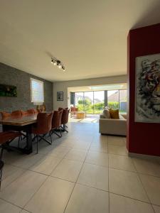 una sala de estar con una mesa y un sofá en Luxury Villa&6 pers&Parking free, en Magny-le-Hongre
