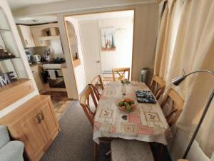 Ảnh trong thư viện ảnh của Charming Caravan To Hire At Breydon Water Holiday Park In Norfolk Ref 10003Tc ở Belton