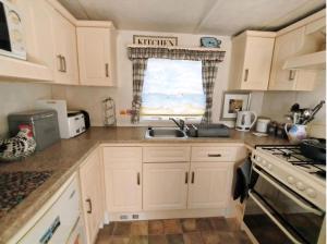 Ảnh trong thư viện ảnh của Charming Caravan To Hire At Breydon Water Holiday Park In Norfolk Ref 10003Tc ở Belton +12 ảnh