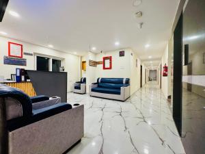 Χώρος καθιστικού στο Hotel Moon Star Nearby ECIL,Charlapalli and keesara