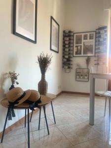 a room with a table with a hat on it at Casa di Isma in San Quirico dʼOrcia