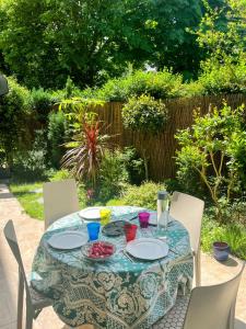 Taman di luar Appartement cosy 3 chambres avec jardin clos proche de Paris