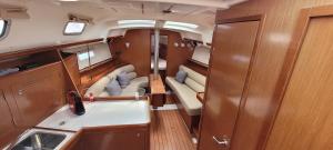 une vue de l'arrière d'un petit bateau dans l'établissement Wohnen auf dem Meer, à Santa Teresa Gallura