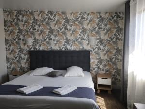 Voodi või voodid majutusasutuse Brit Hotel L'Arrivée Guingamp toas