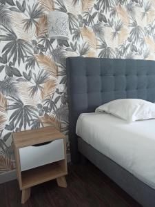 Voodi või voodid majutusasutuse Brit Hotel L'Arrivée Guingamp toas